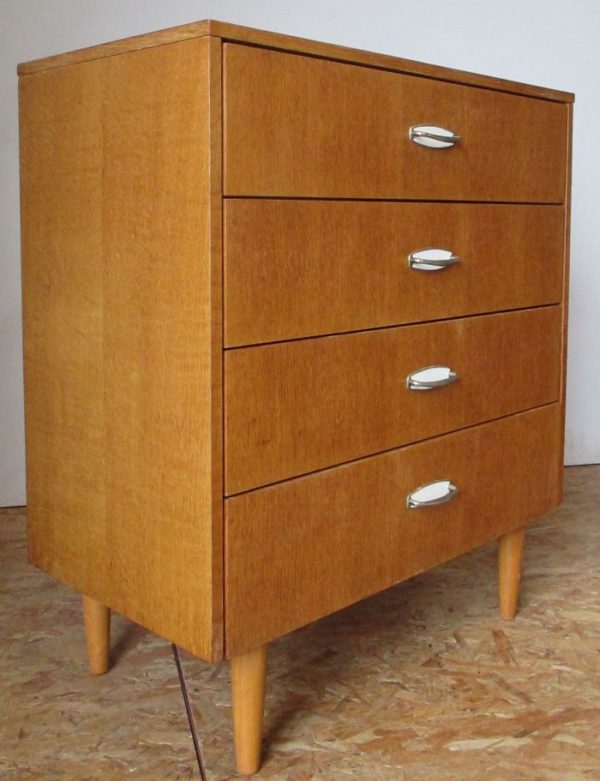 Petite Commode en Chêne vernis 209