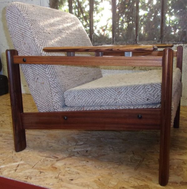 Pair of Rosewood Lounge Chairs 909