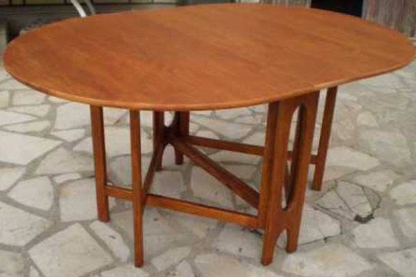 Oval Table 605