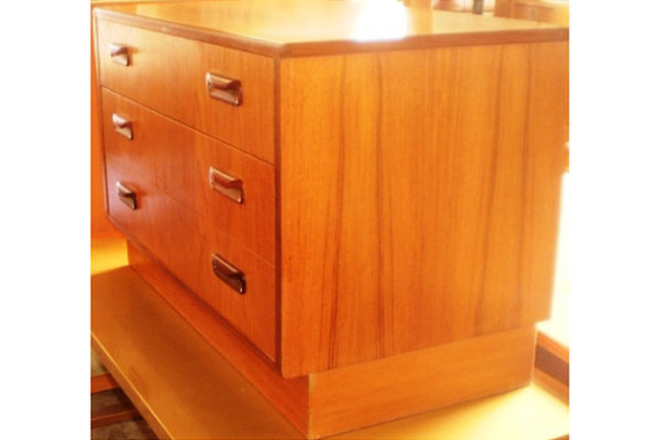 3 drawer chest 208 - Image 2