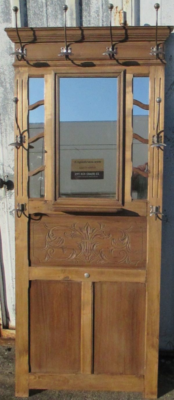 Wall stand coat 134